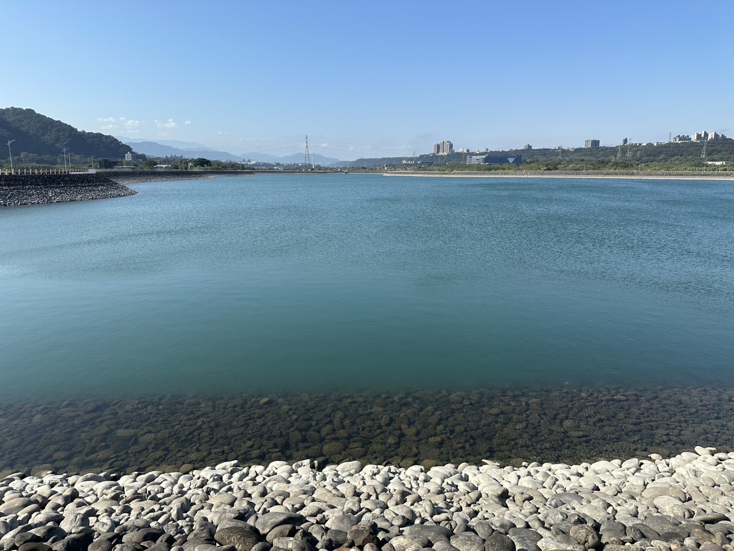 中庄調節池全景 — 藍天碧水與遠山