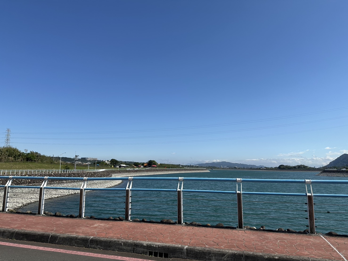 中庄調節池 — 踏石過水，遠眺山景