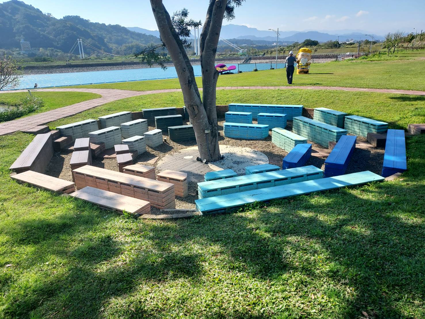 大溪河濱公園 — 湖畔彩色座椅與山景